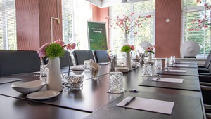 Besprechungsraum im Block setup mit Besprechungseinrichtungen